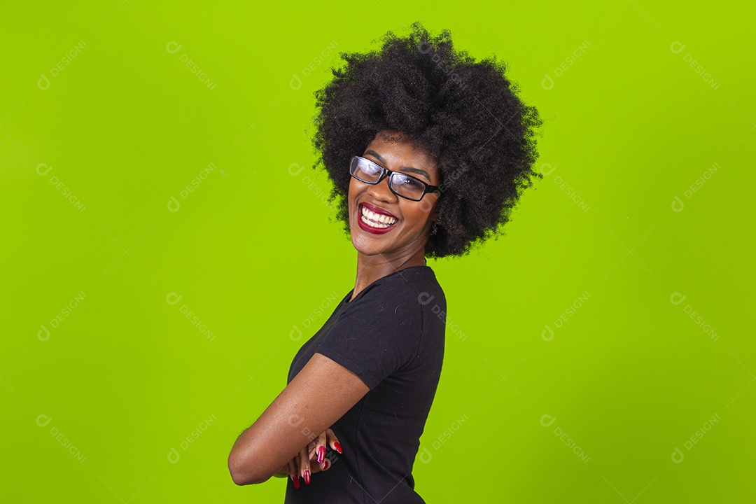 Linda jovem negra em fundo verde