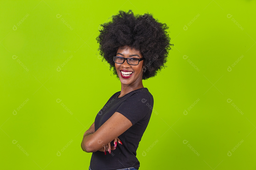 Linda jovem negra em fundo verde