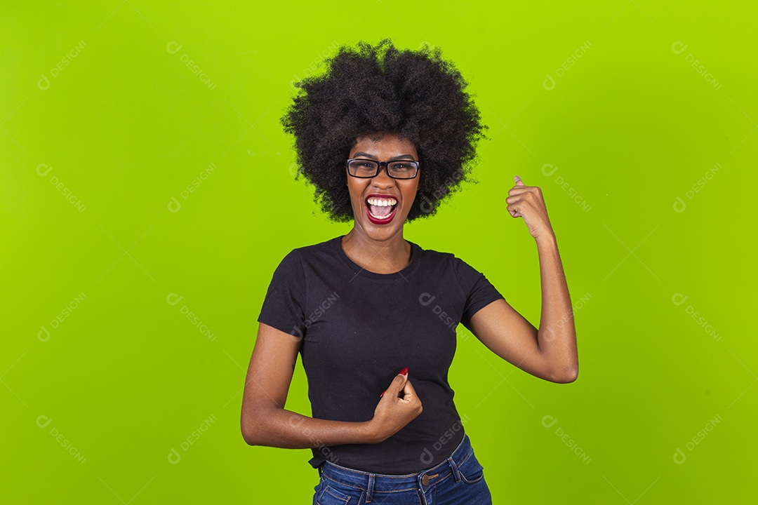 Linda jovem negra em fundo verde