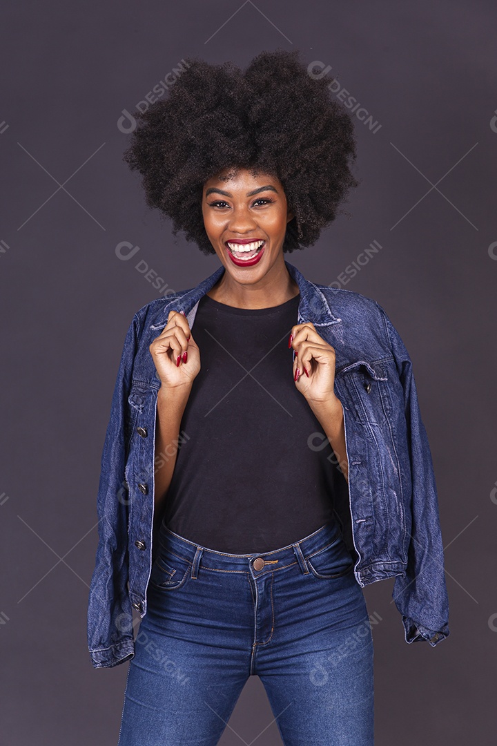 Linda jovem negra em fundo preto