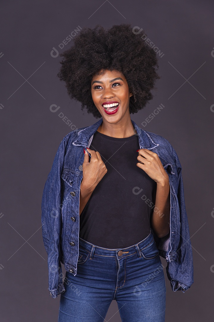 Linda jovem negra em fundo preto