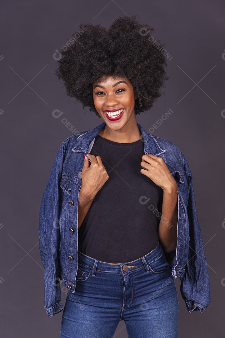 Linda jovem negra em fundo preto