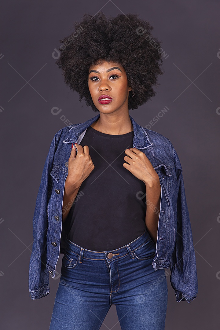 Linda jovem negra em fundo preto