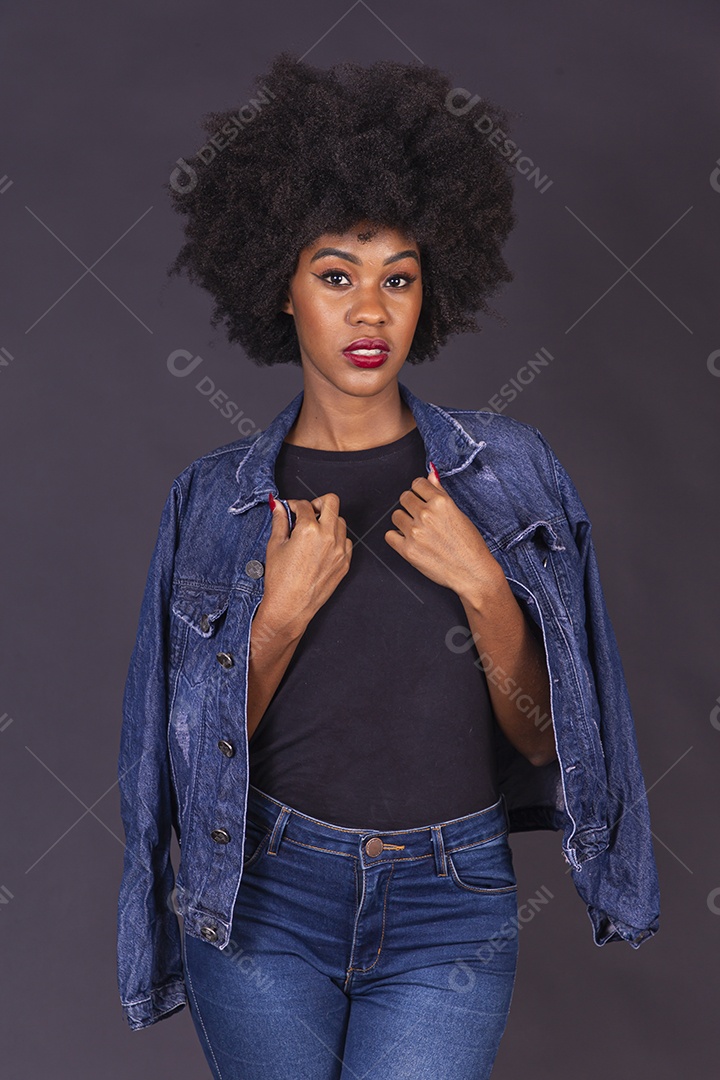 Linda jovem negra em fundo preto