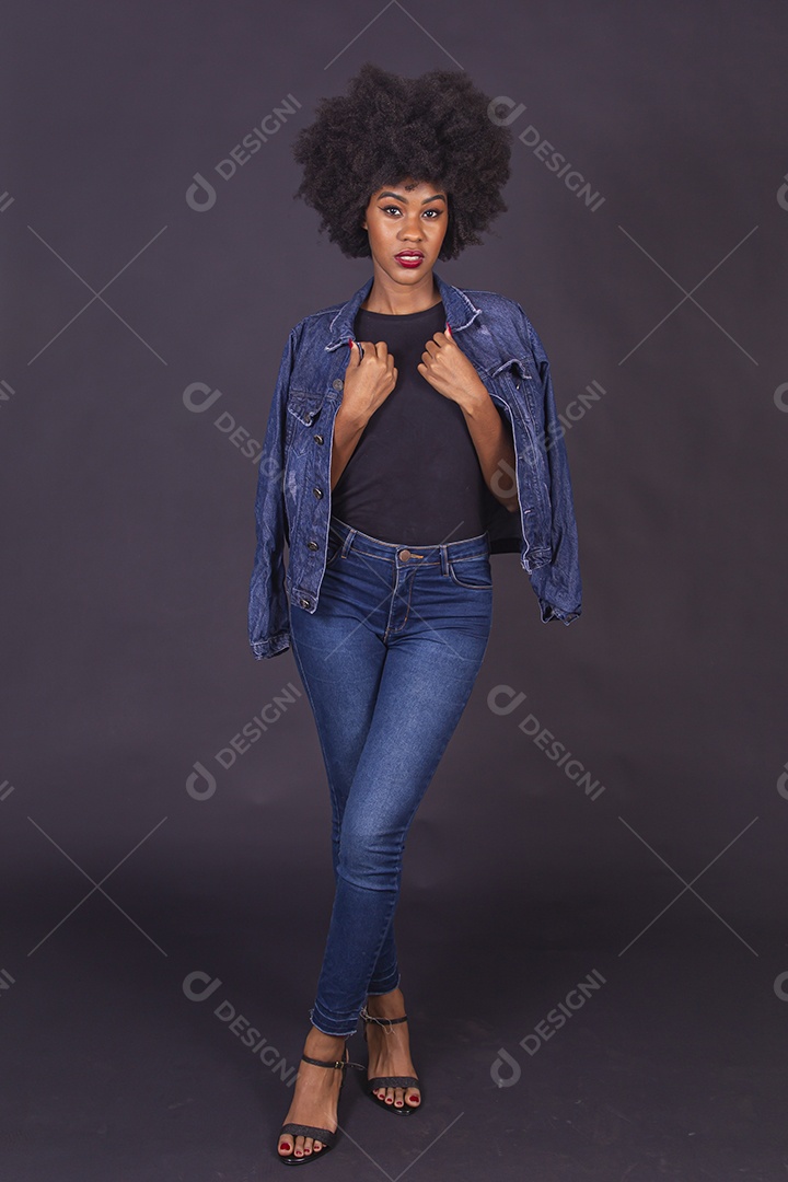 Linda jovem negra em fundo preto