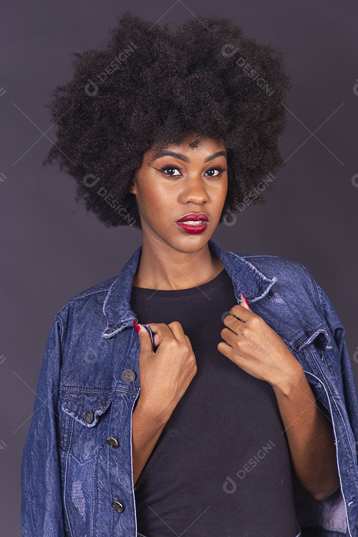 Linda jovem negra em fundo preto