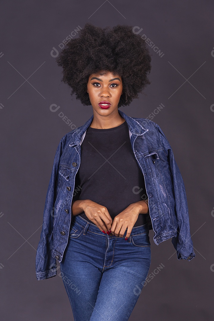 Linda jovem negra em fundo preto