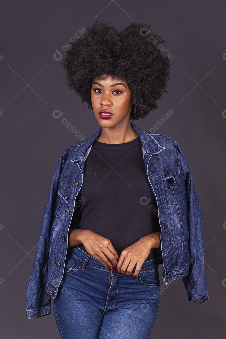 Linda jovem negra em fundo preto