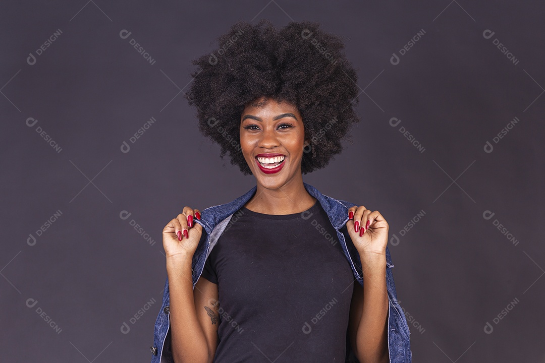 Linda jovem negra em fundo preto