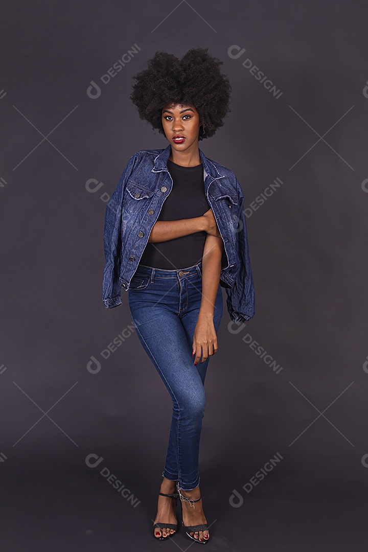 Linda jovem negra em fundo preto