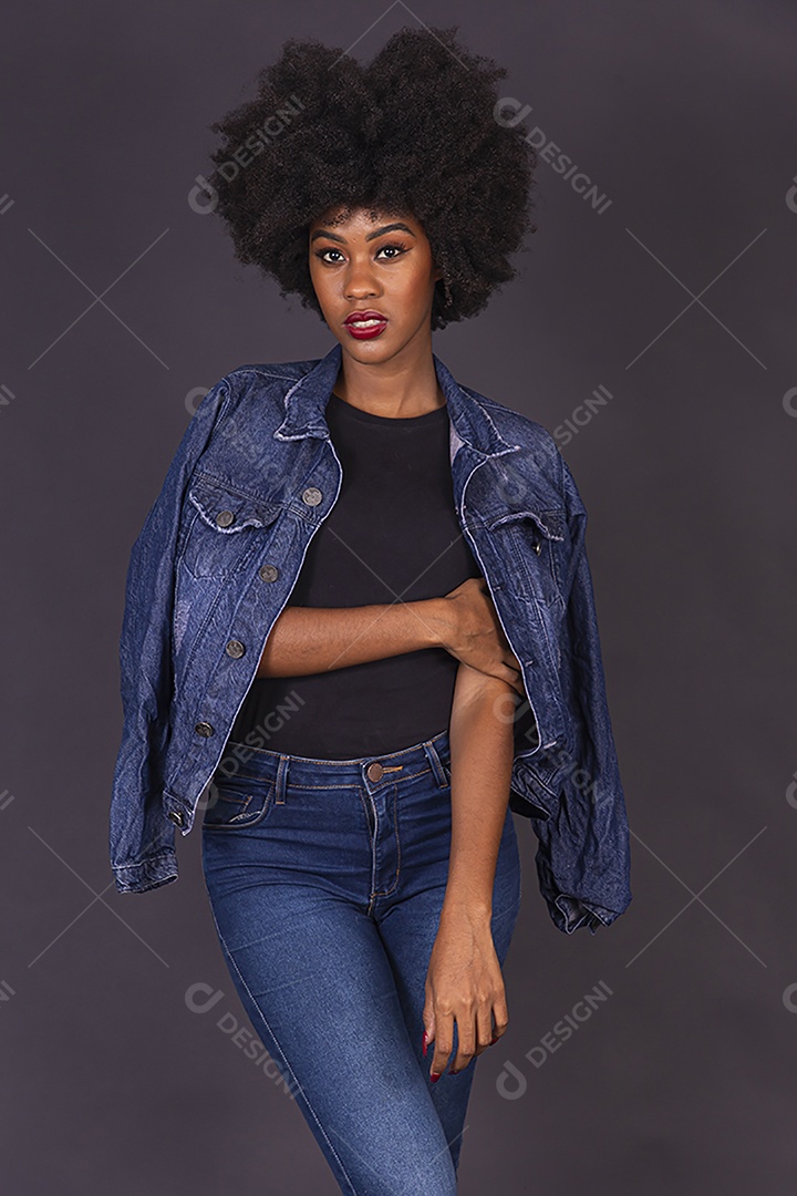 Linda jovem negra em fundo preto