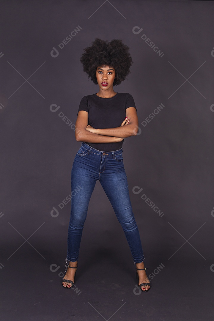 Linda jovem negra em fundo preto