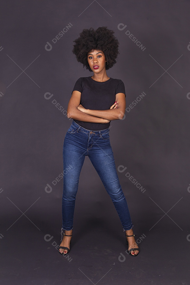 Linda jovem negra em fundo preto