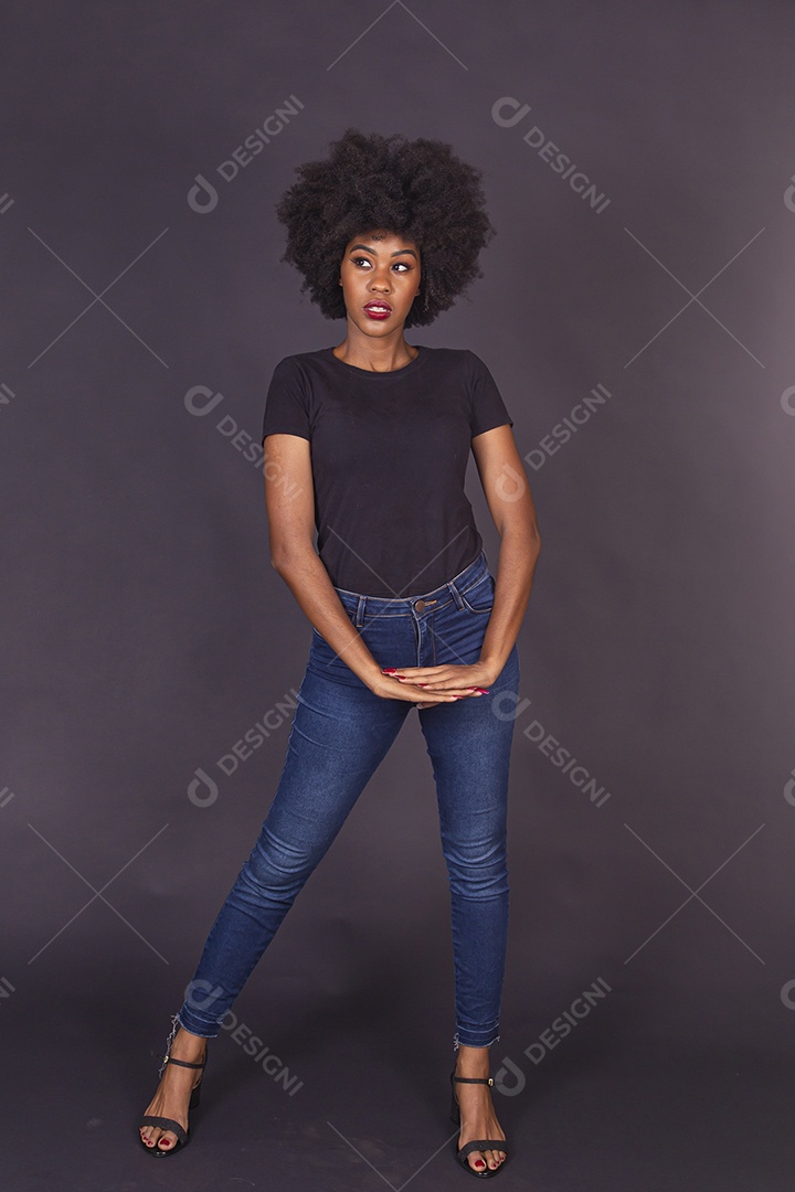 Linda jovem negra em fundo preto