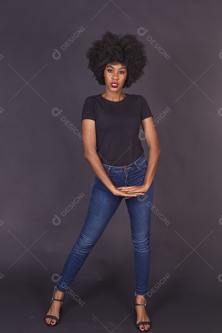 Linda jovem negra em fundo preto