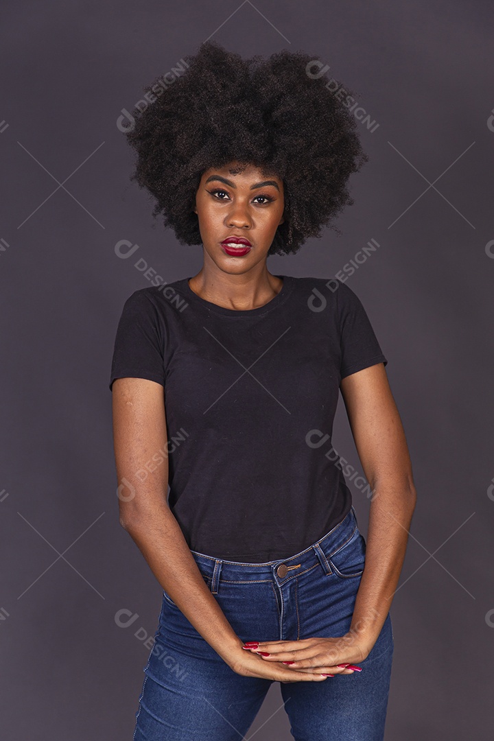 Linda jovem negra em fundo preto