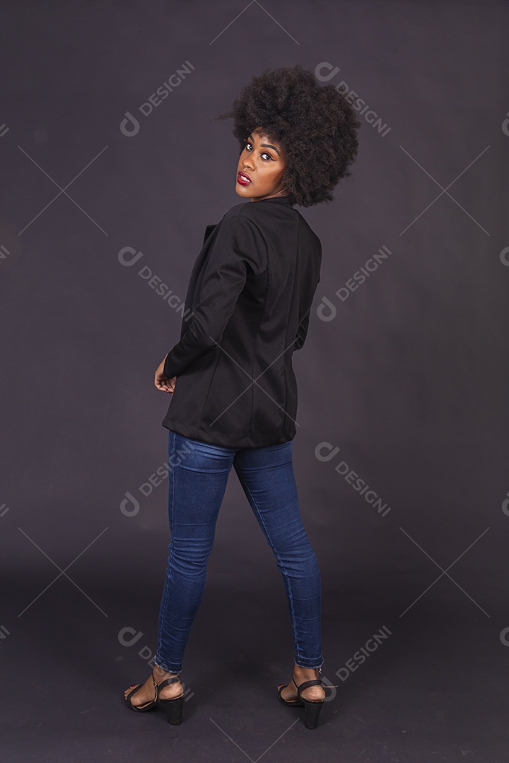 Linda jovem negra em fundo preto