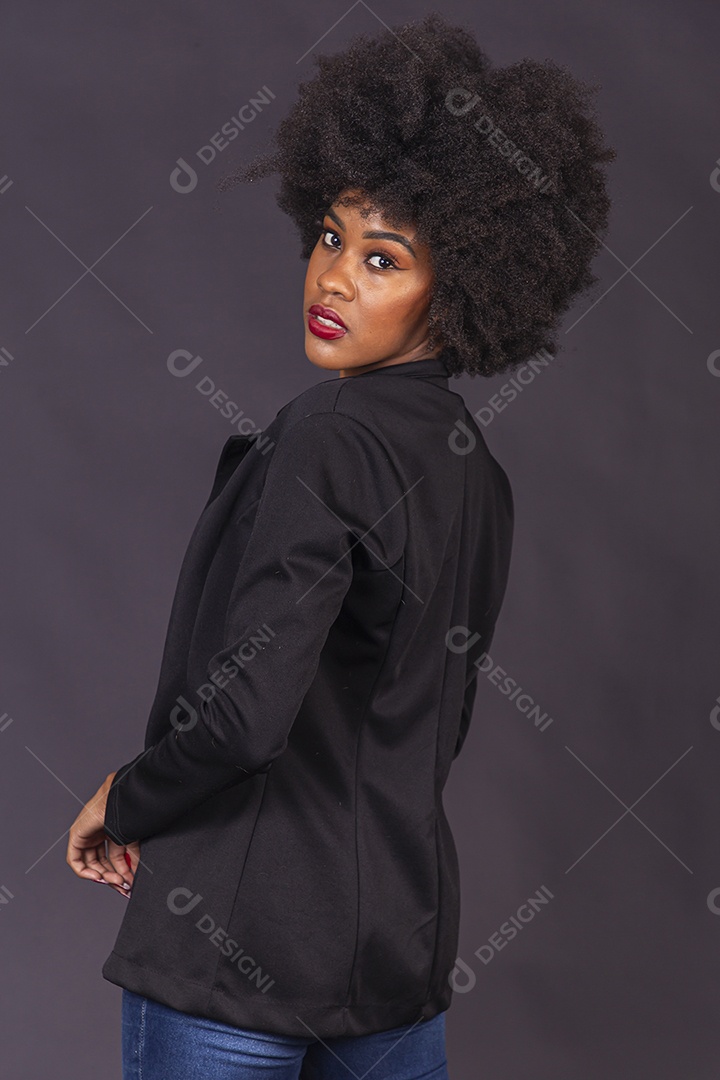 Linda jovem negra em fundo preto