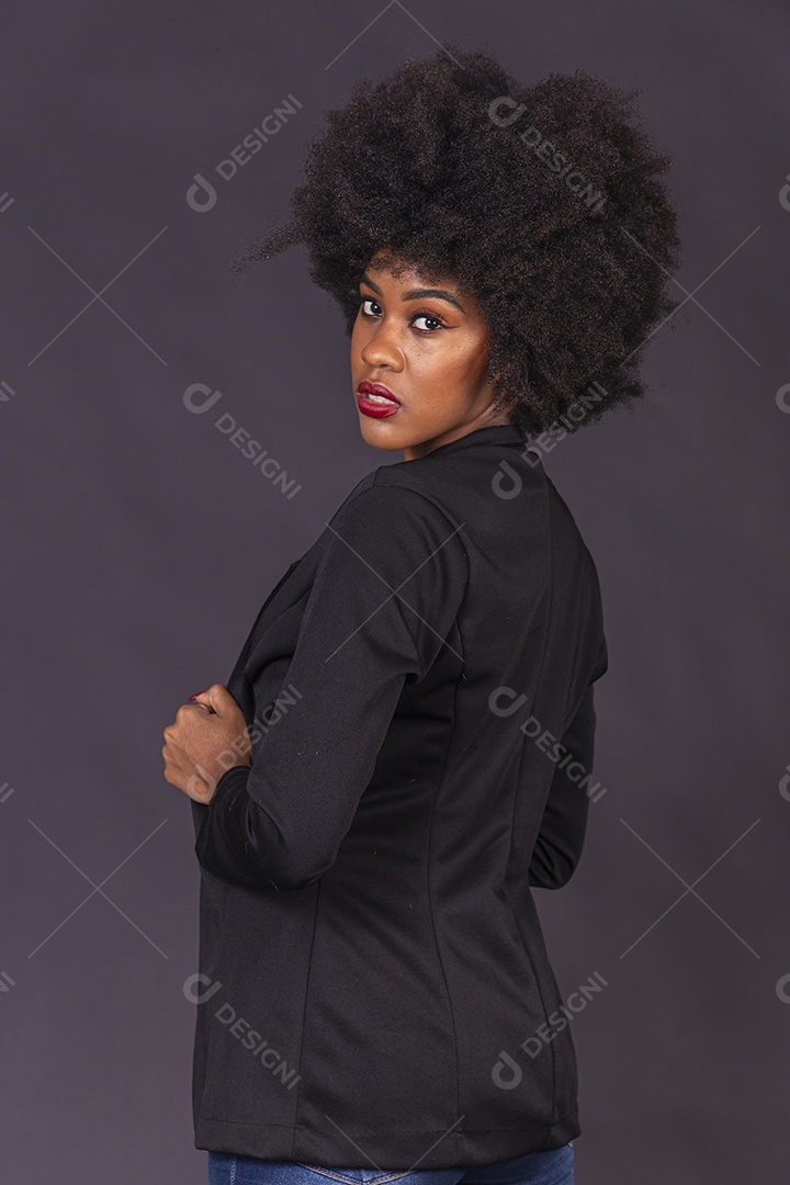 Linda jovem negra em fundo preto