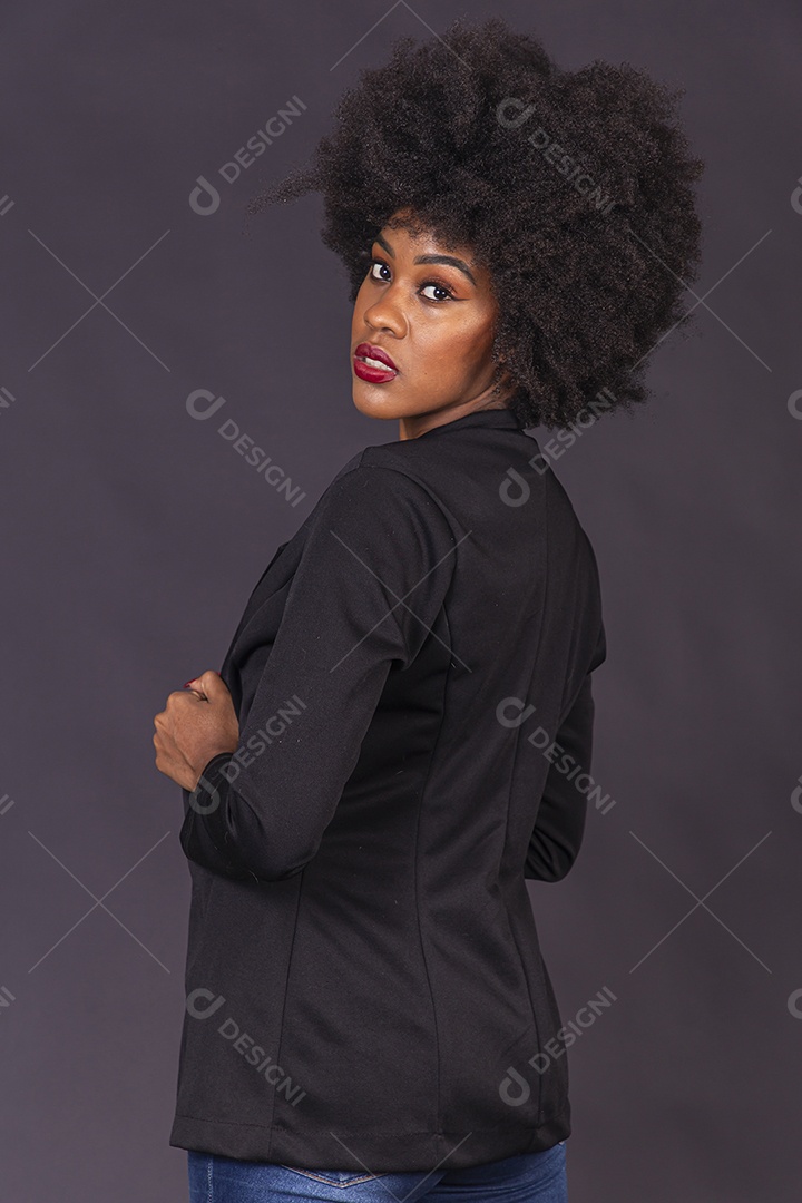 Linda jovem negra em fundo preto