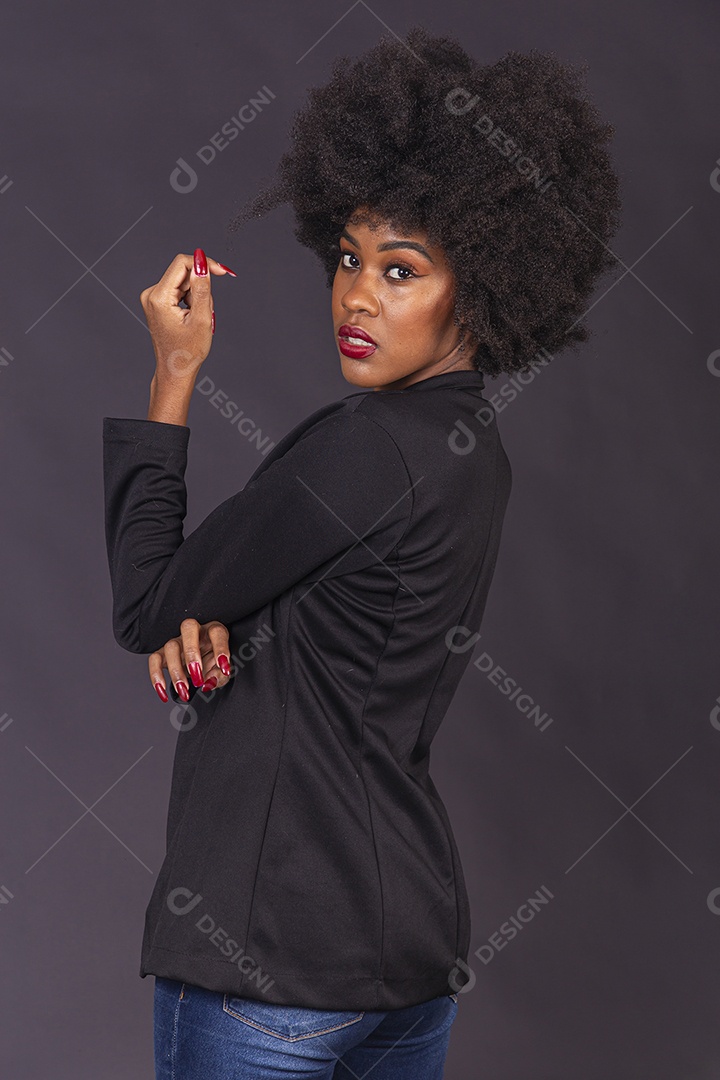 Linda jovem negra em fundo preto