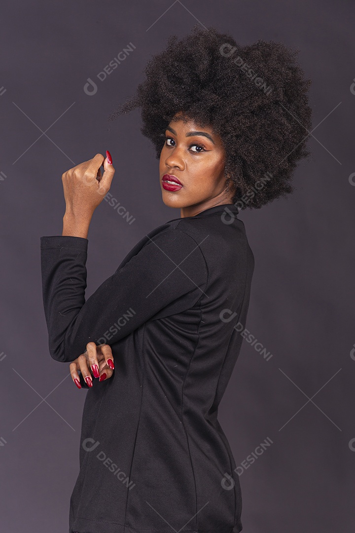 Linda jovem negra em fundo preto