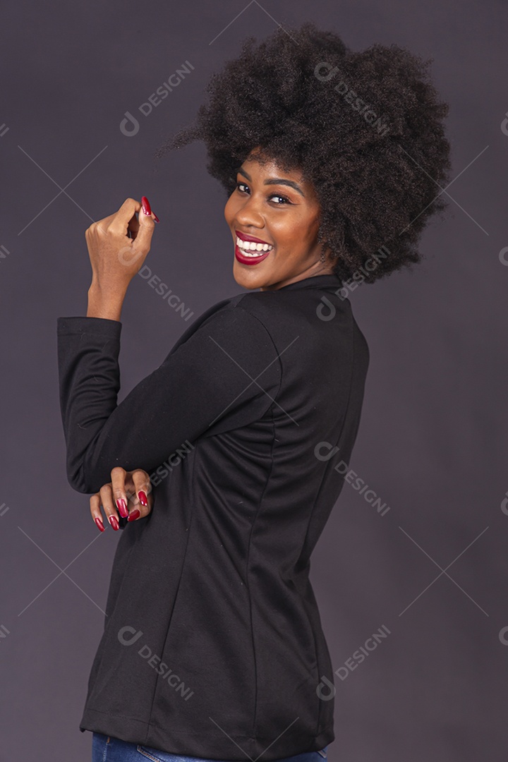 Linda jovem negra em fundo preto