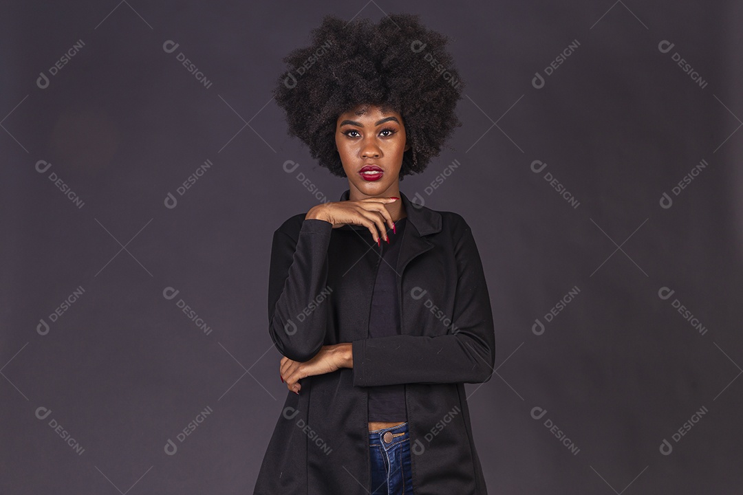 Linda jovem negra em fundo preto