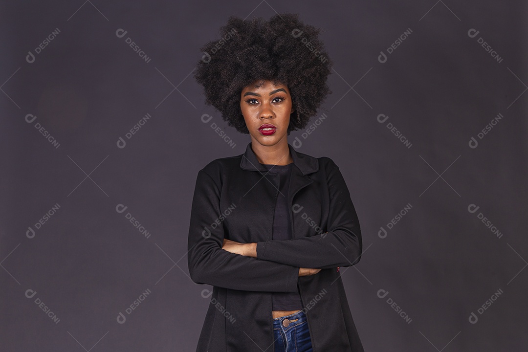 Linda jovem negra em fundo preto