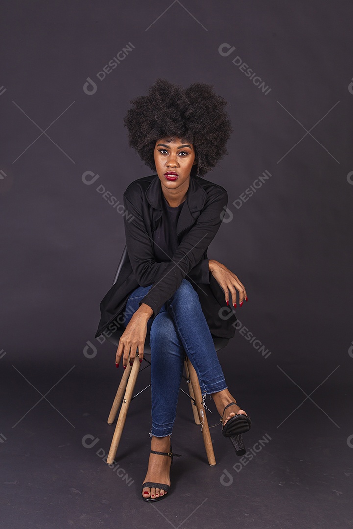 Linda jovem negra em fundo preto