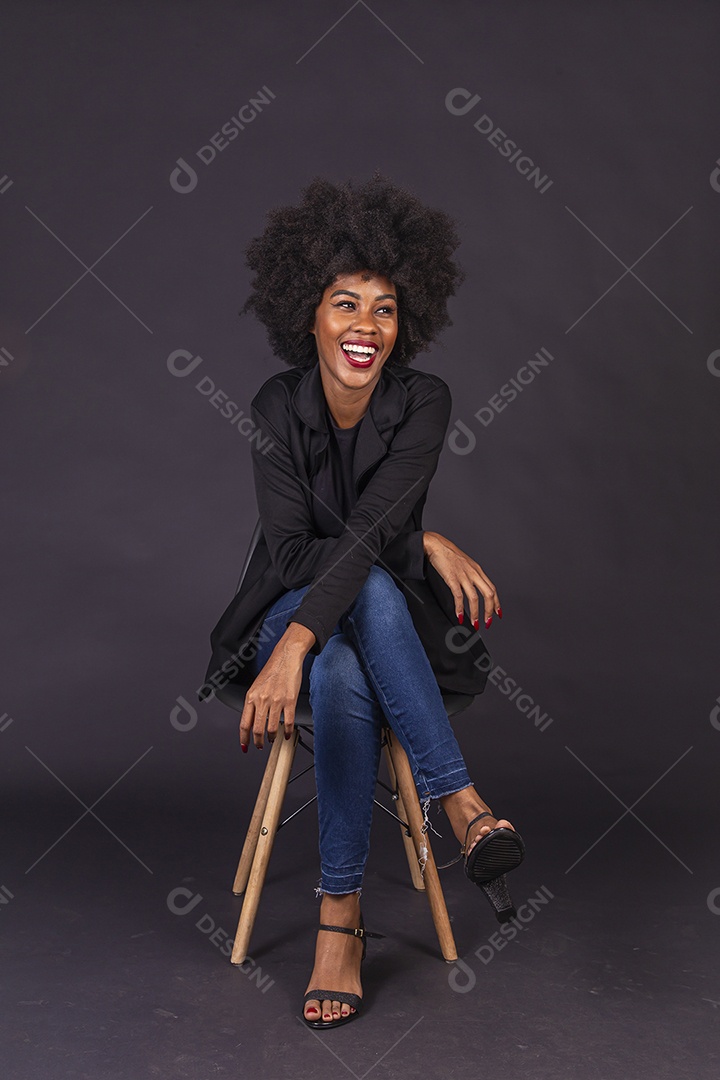 Linda jovem negra em fundo preto