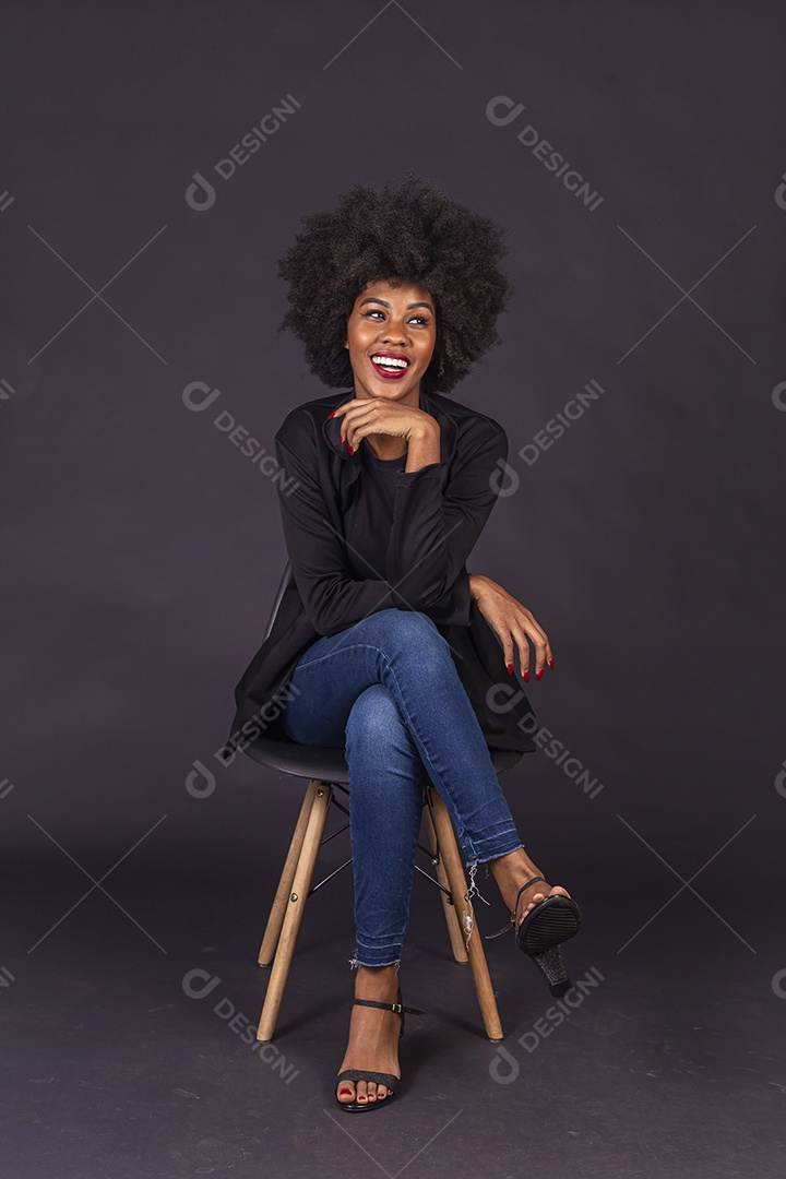 Linda jovem negra em fundo preto