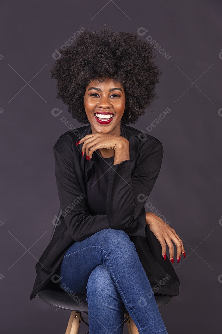 Linda jovem negra em fundo preto