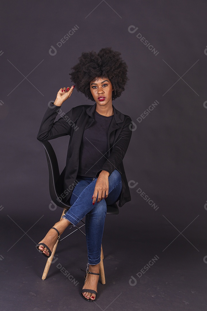 Linda jovem negra em fundo preto