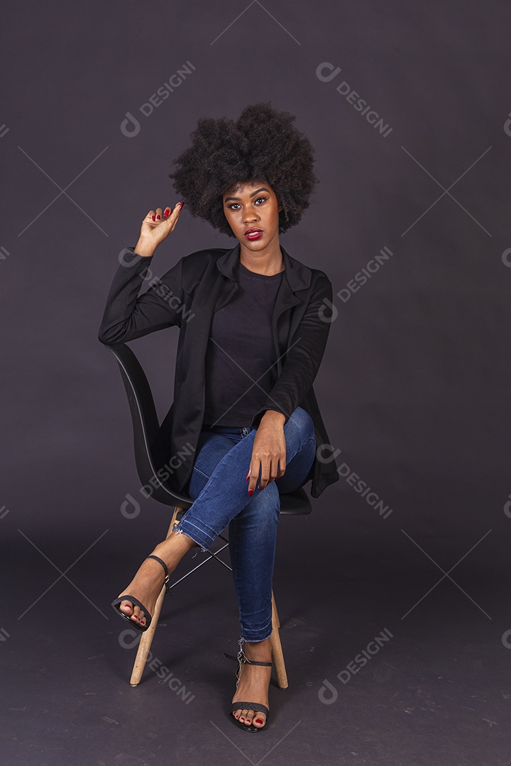 Linda jovem negra em fundo preto