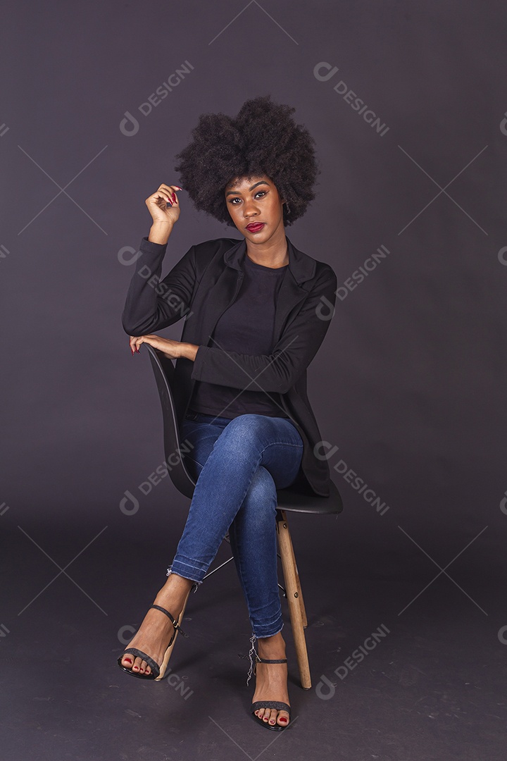 Linda jovem negra em fundo preto