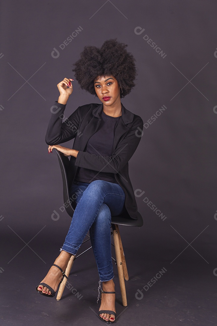 Linda jovem negra em fundo preto