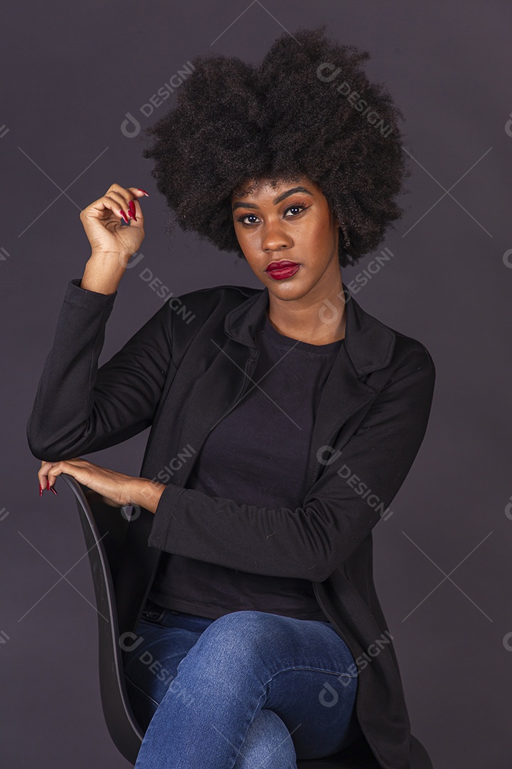 Linda jovem negra em fundo preto