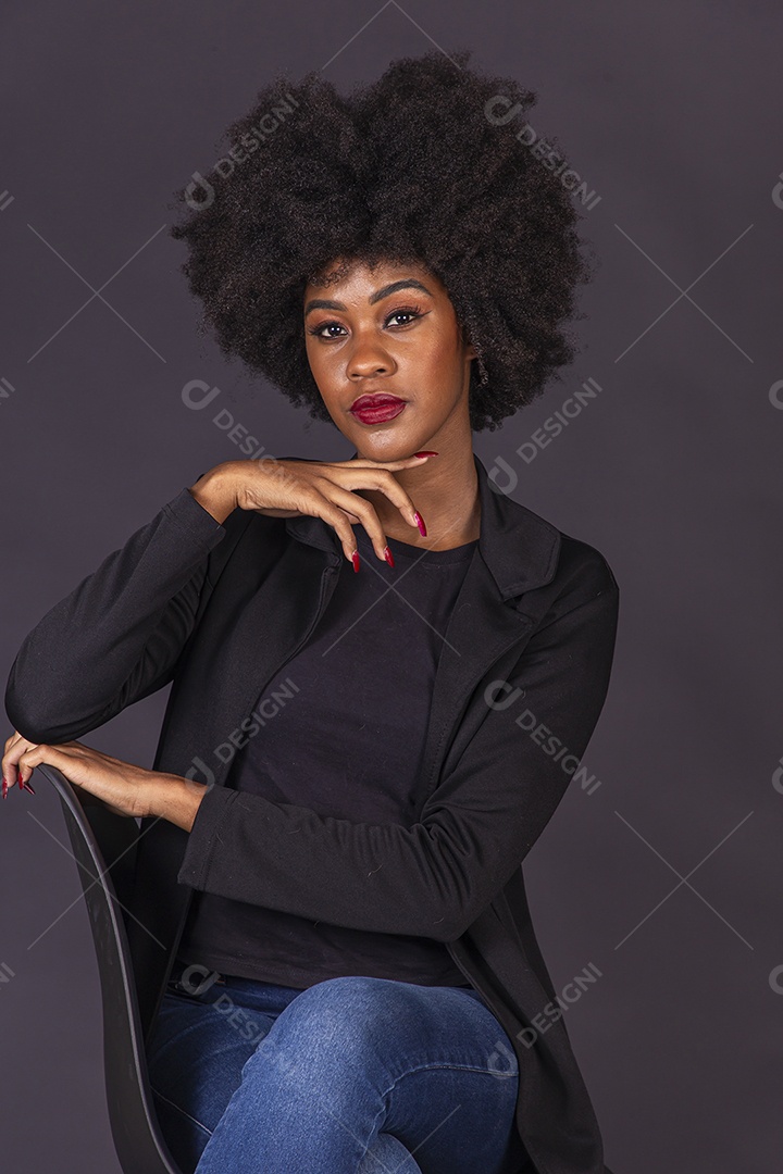 Linda jovem negra em fundo preto