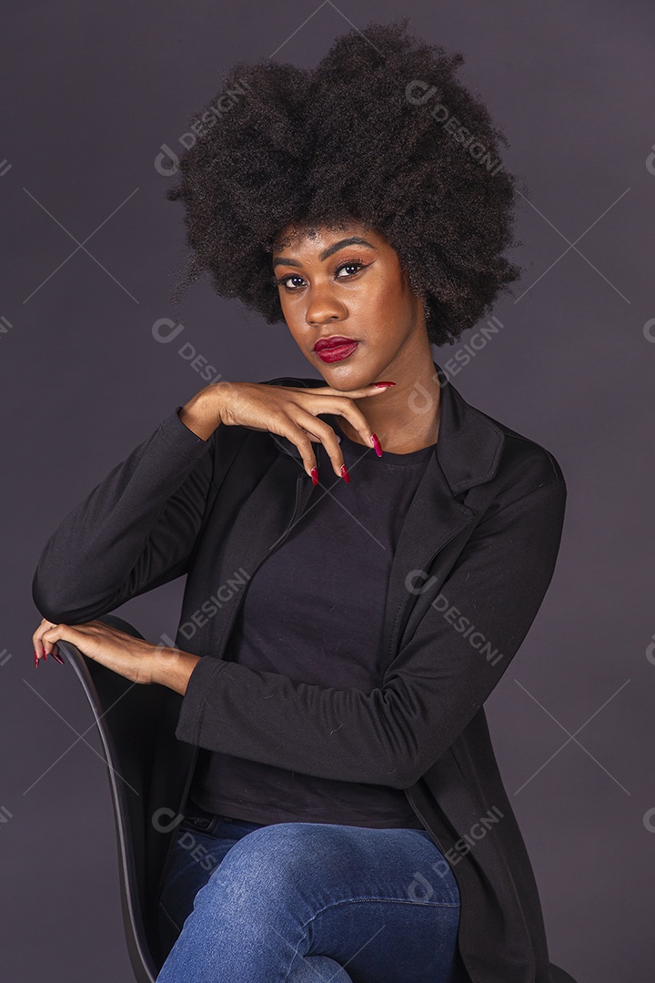 Linda jovem negra em fundo preto