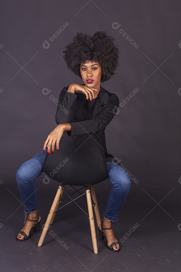 Linda jovem negra em fundo preto