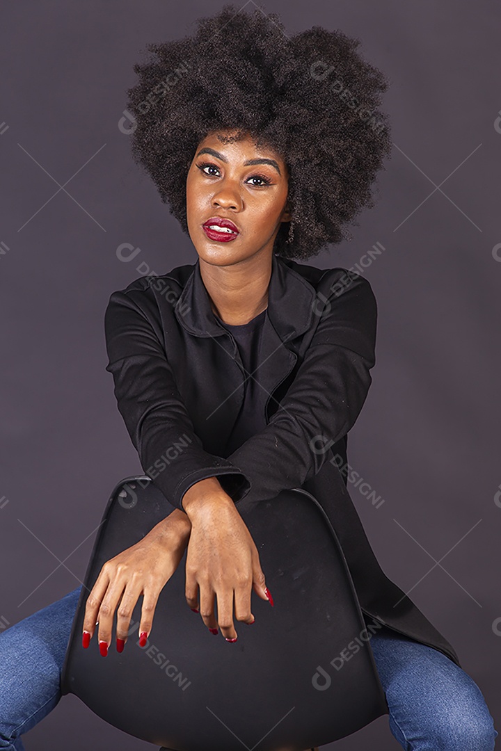 Linda jovem negra em fundo preto