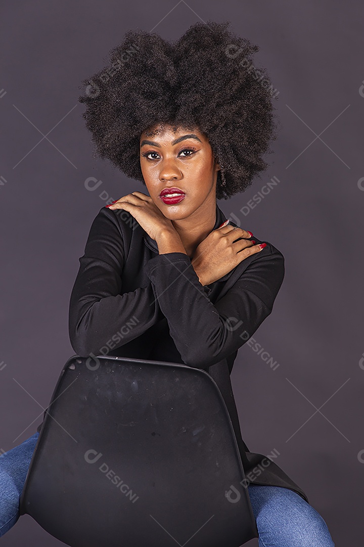 Linda jovem negra em fundo preto