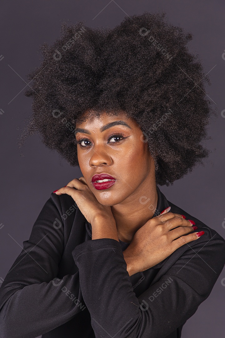 Linda jovem negra em fundo preto