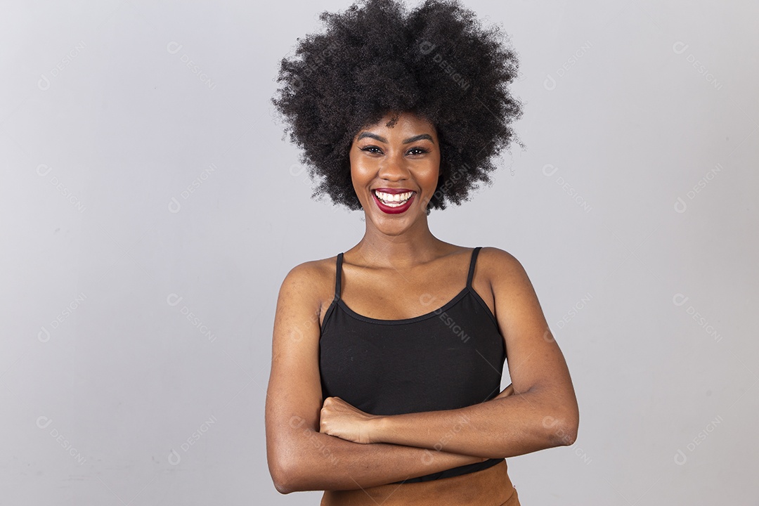 Linda jovem negra em fundo preto