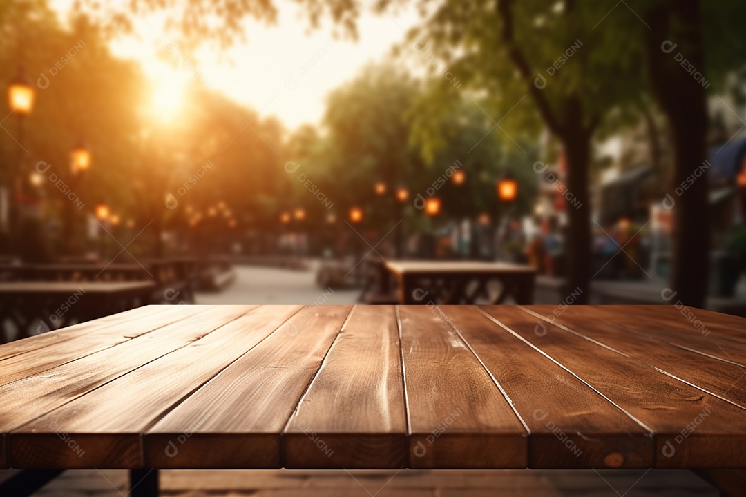 Mesa de madeira vazia sobre fundo de restaurante desfocado