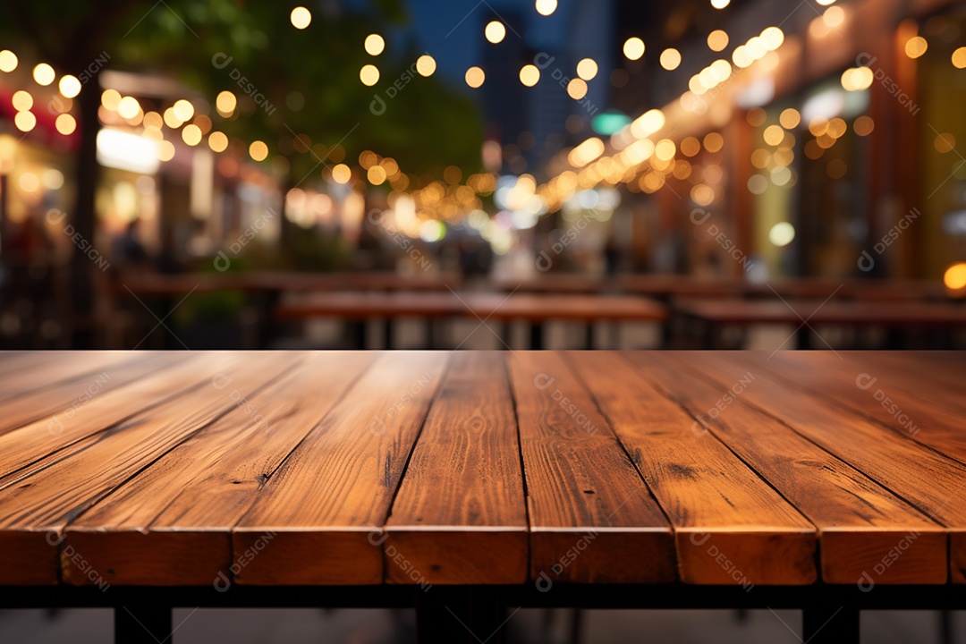 Mesa de madeira vazia sobre fundo de restaurante desfocado