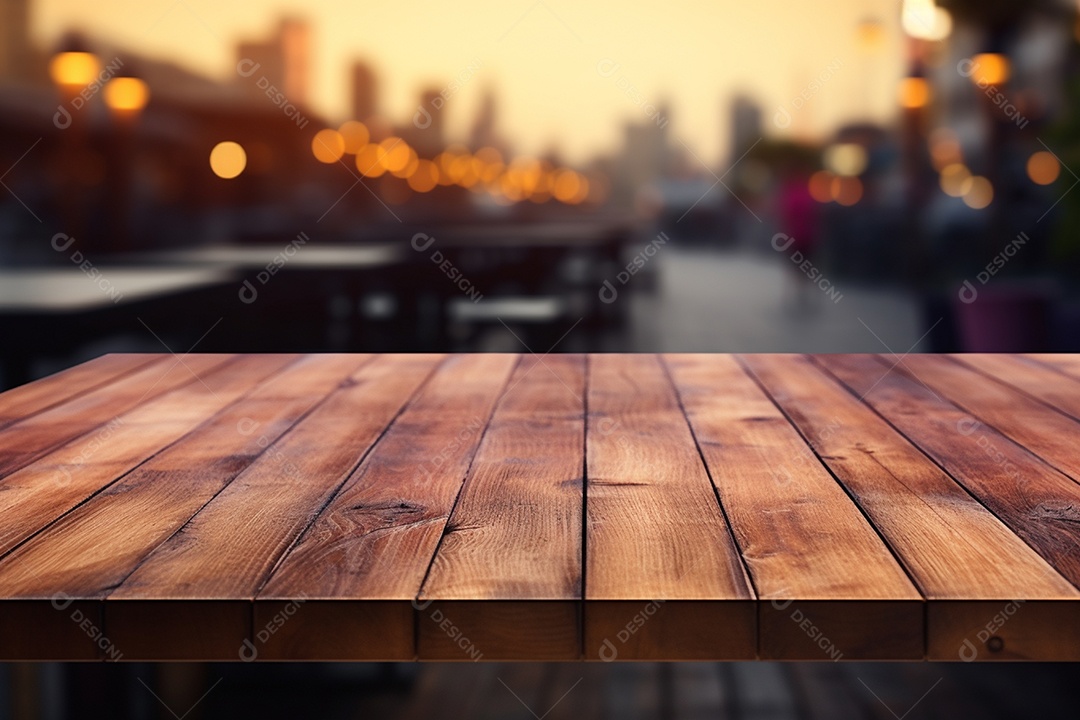 Mesa de madeira vazia sobre fundo de restaurante desfocado