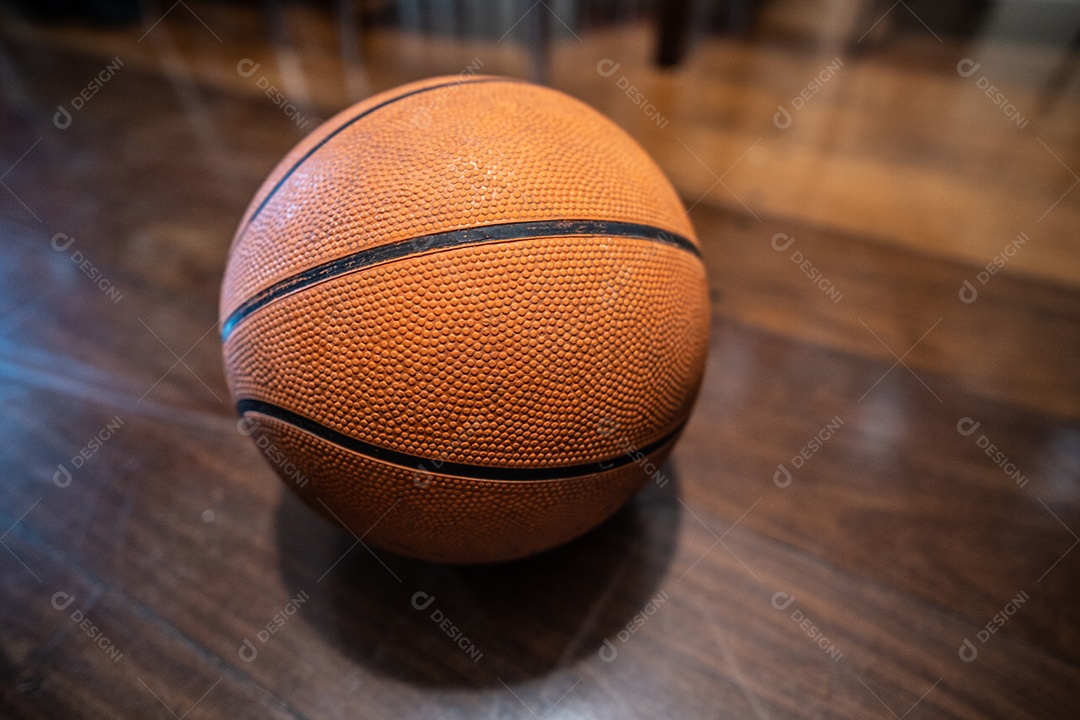 Bola de basquete clássica no chão de madeira