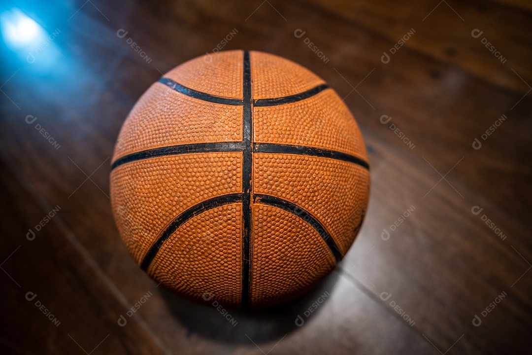 Bola de basquete clássica no chão de madeira